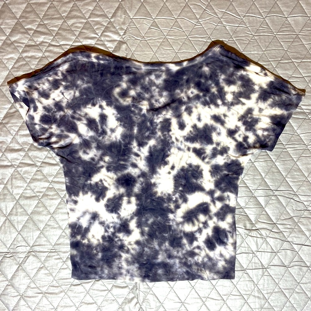 American Eagle Soft/Sexy V Neck Top. Size  Medium. Gray and White Tie-Dye. - Picture 2 of 6